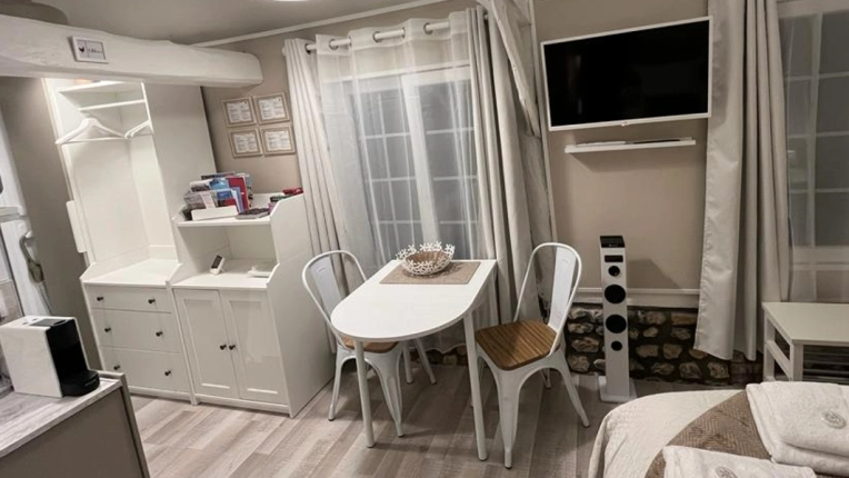 Chic, Tiny house