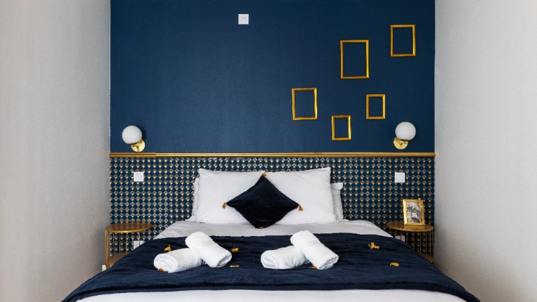 Room, Chic