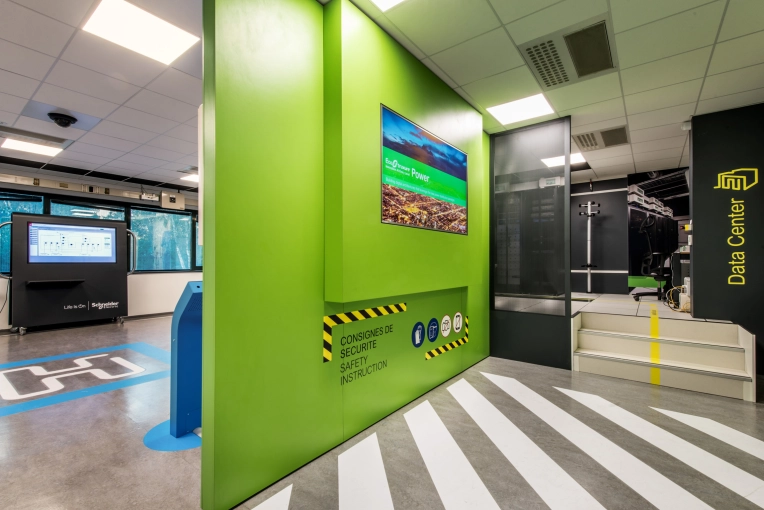 Commercial Buildings, Consultation Visit, Full Project, Creation of exclusive furniture, Shopping list, 3D ambiance, Plan